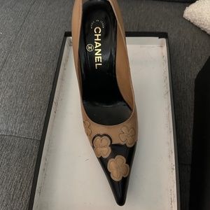 Chanel Vintage 2001 Pumps Beige and Black SZ 9